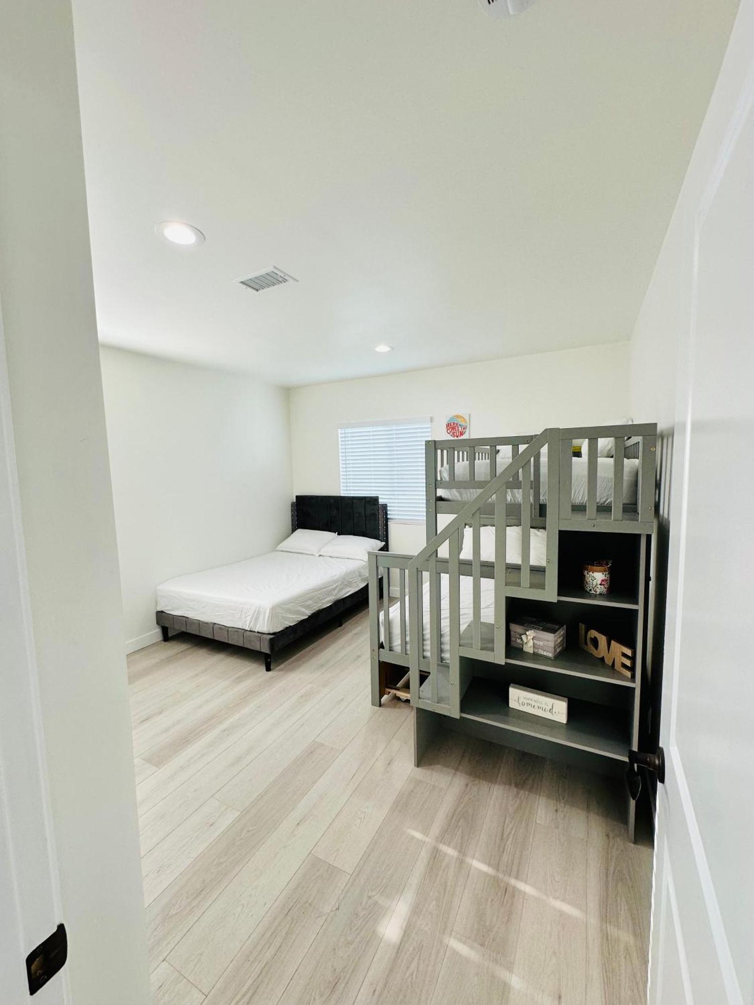 New Spacious House In Anaheim Near Disneyland-Knott In Without Backyard In The Same Lot Of 3 Separate Properties מראה חיצוני תמונה
