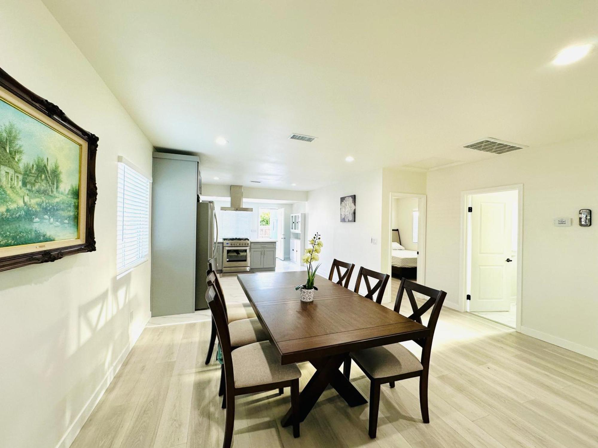 New Spacious House In Anaheim Near Disneyland-Knott In Without Backyard In The Same Lot Of 3 Separate Properties מראה חיצוני תמונה