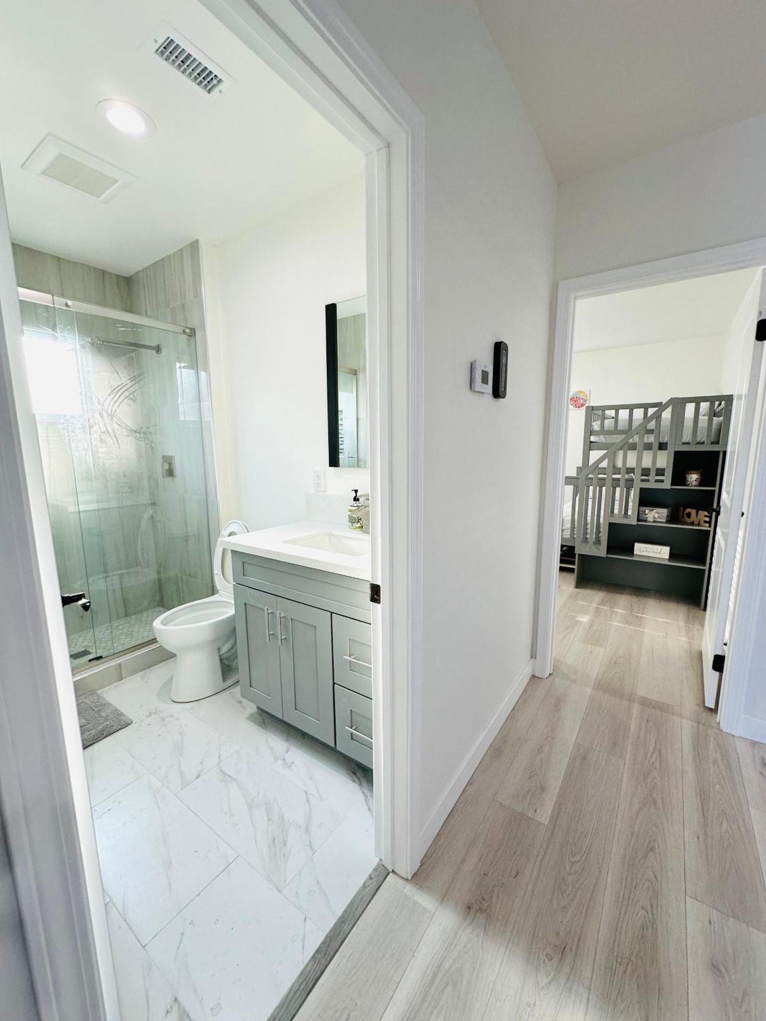 New Spacious House In Anaheim Near Disneyland-Knott In Without Backyard In The Same Lot Of 3 Separate Properties מראה חיצוני תמונה