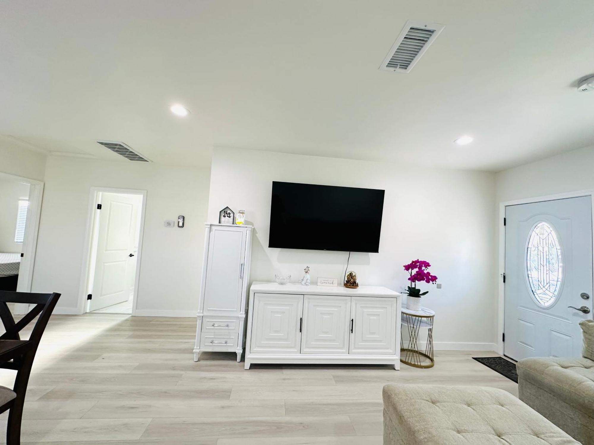 New Spacious House In Anaheim Near Disneyland-Knott In Without Backyard In The Same Lot Of 3 Separate Properties מראה חיצוני תמונה