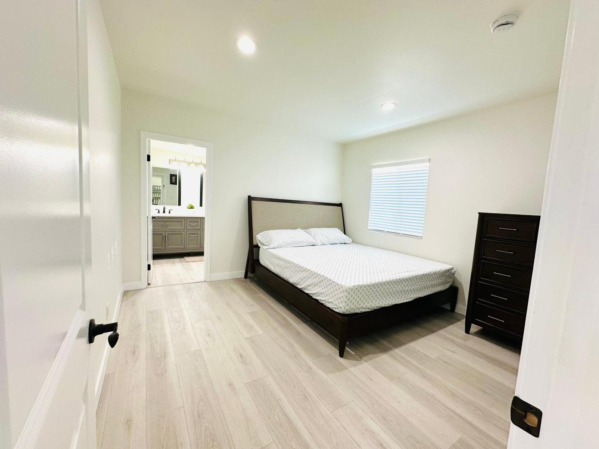 New Spacious House In Anaheim Near Disneyland-Knott In Without Backyard In The Same Lot Of 3 Separate Properties מראה חיצוני תמונה