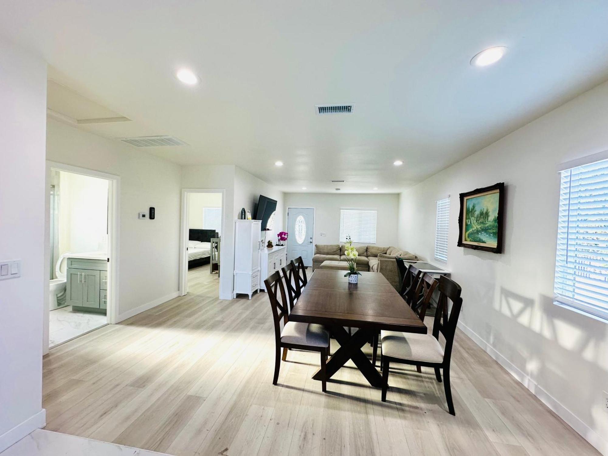 New Spacious House In Anaheim Near Disneyland-Knott In Without Backyard In The Same Lot Of 3 Separate Properties מראה חיצוני תמונה