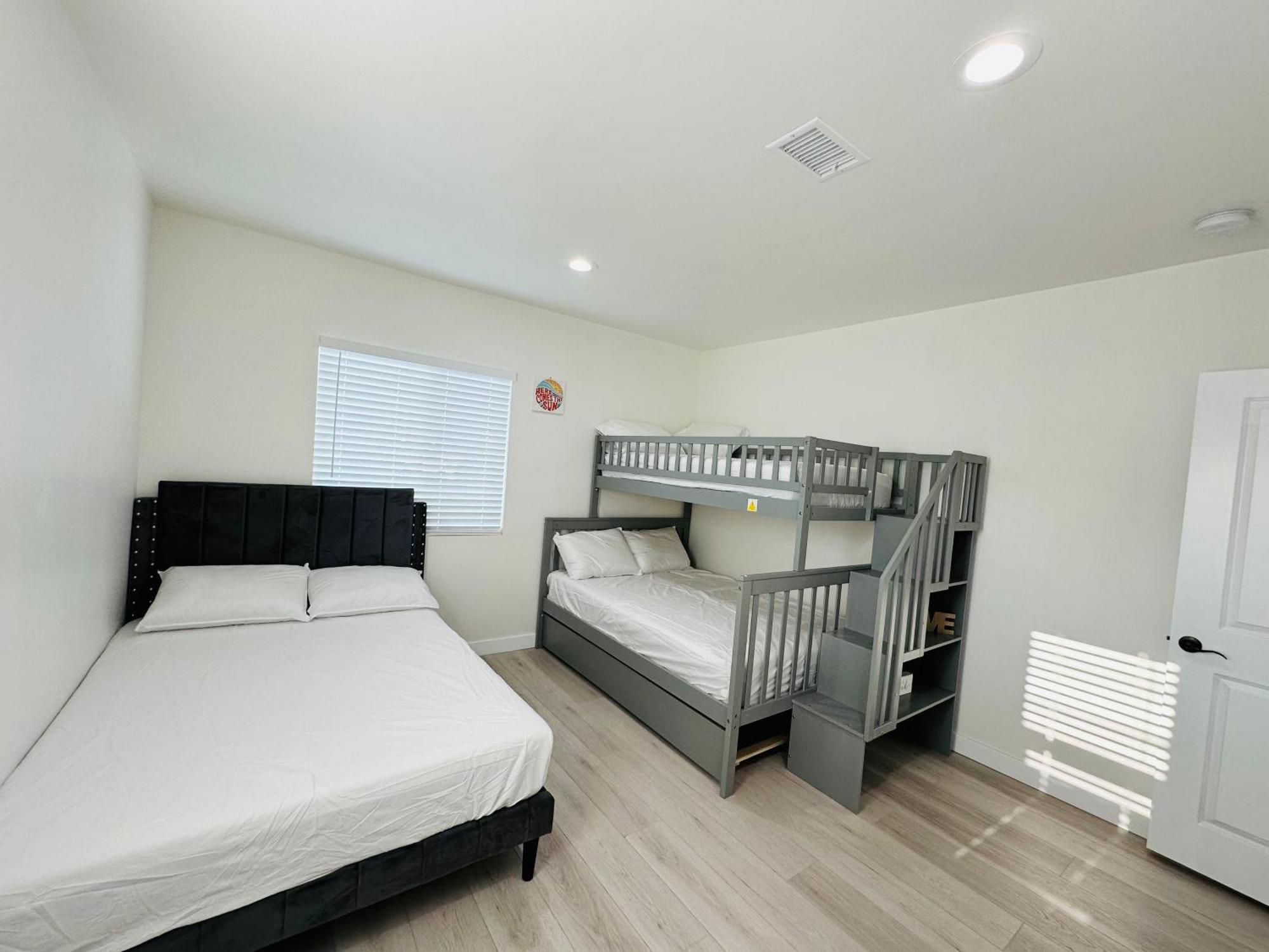 New Spacious House In Anaheim Near Disneyland-Knott In Without Backyard In The Same Lot Of 3 Separate Properties מראה חיצוני תמונה