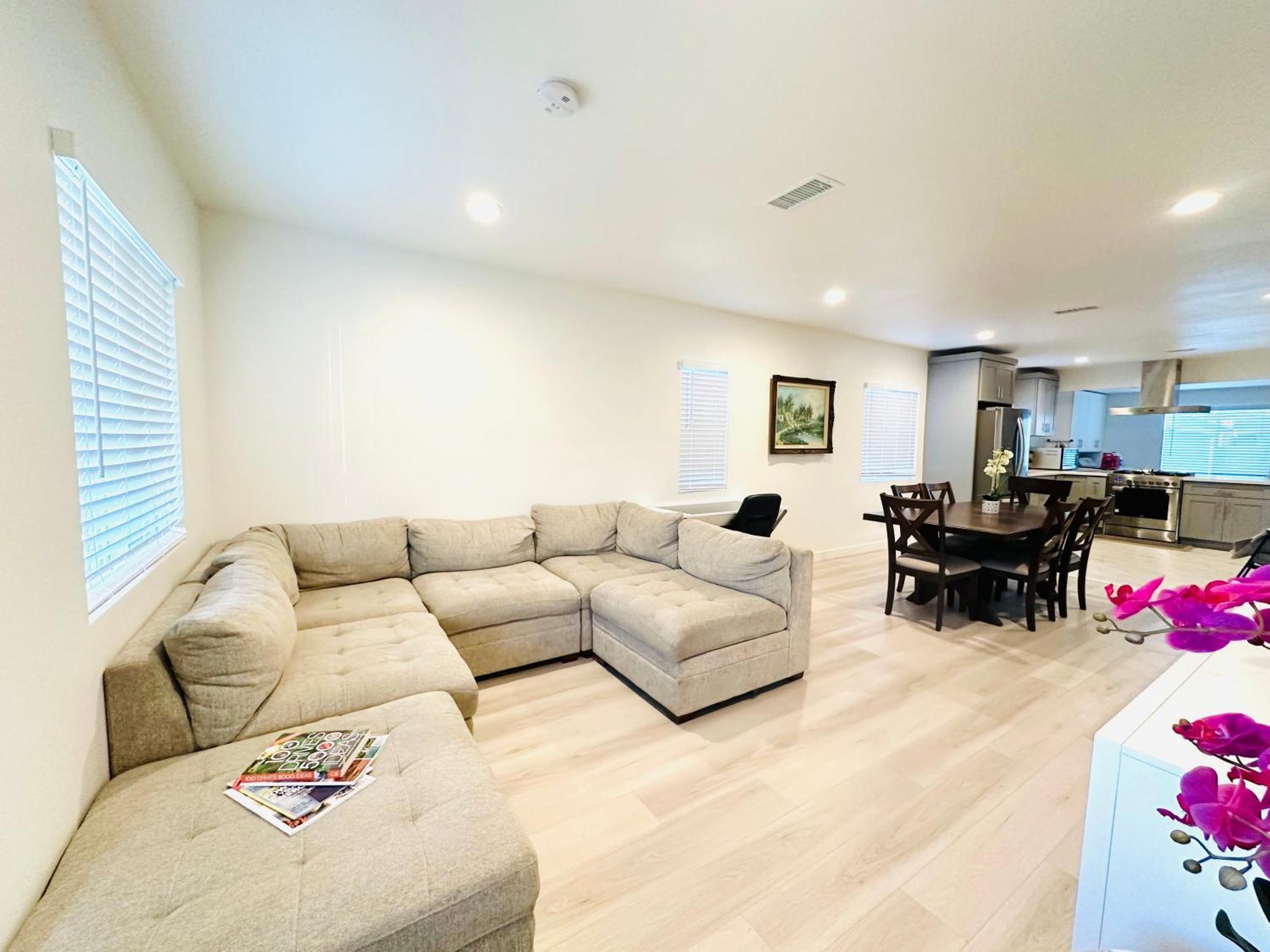 New Spacious House In Anaheim Near Disneyland-Knott In Without Backyard In The Same Lot Of 3 Separate Properties מראה חיצוני תמונה